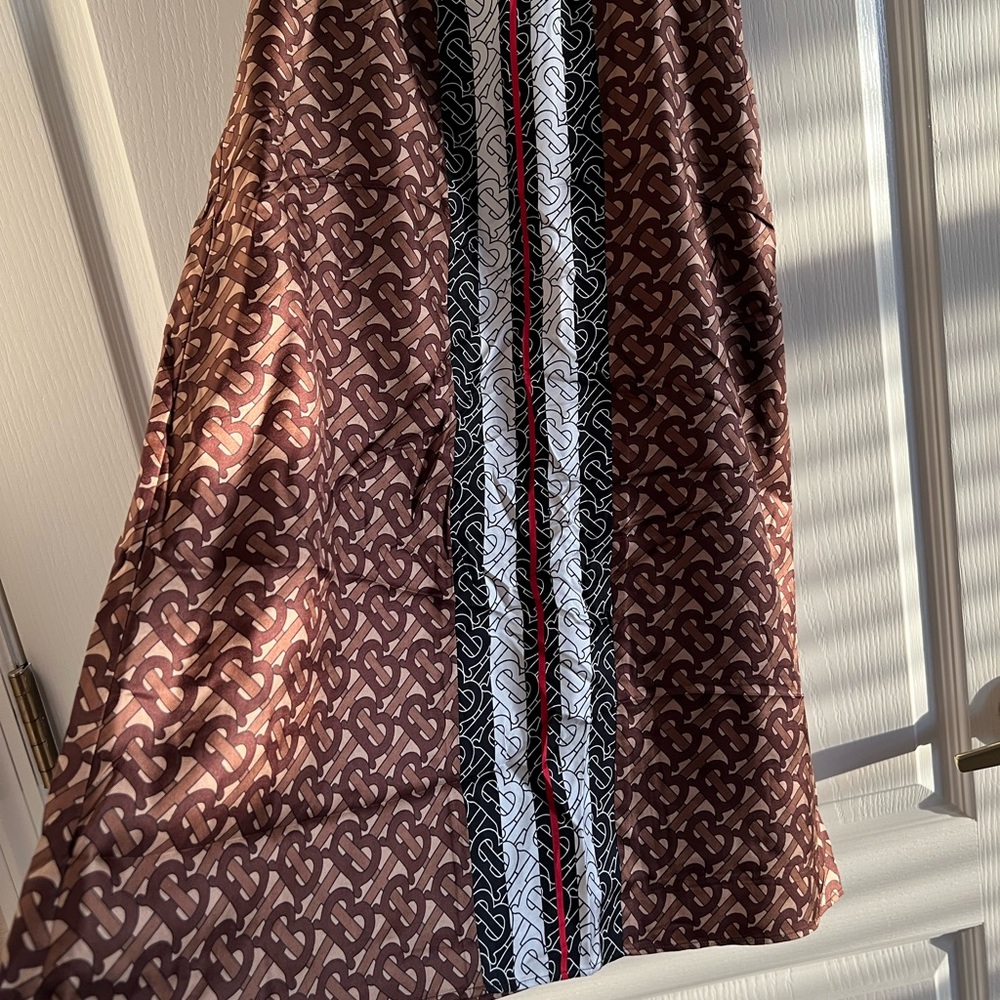 🆕 brand new with tags.Burberry whole logo Skirt